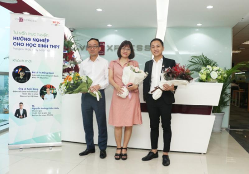 Một học sinh đang mỉm cười và tự tin làm bài kiểm tra trắc nghiệm, thể hiện tâm lý thoải mái khi đối mặt với trắc nghiệm quốc phòng 12 bài 1 nhờ chuẩn bị kỹ lưỡng